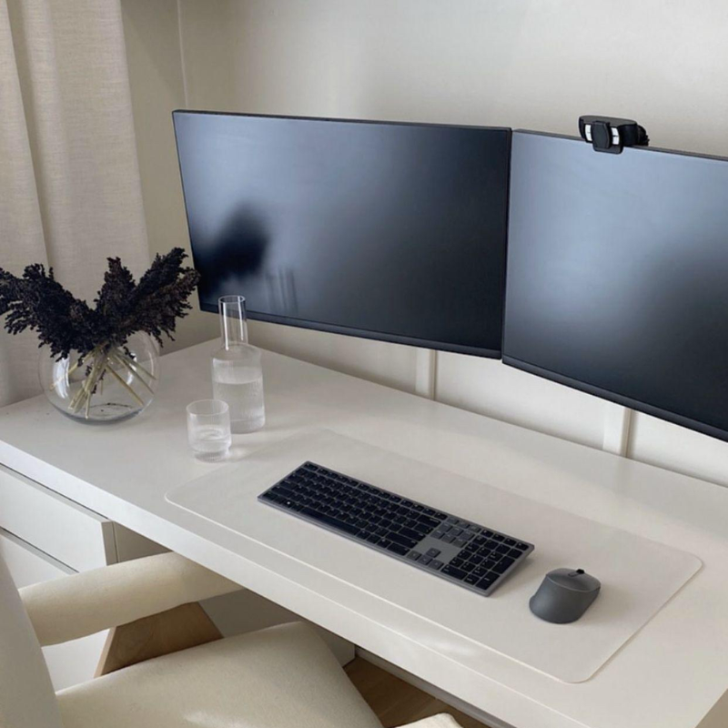 Mesa de home office com monitor e notebook