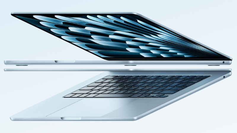 MacBook Air em uma mesa de trabalho