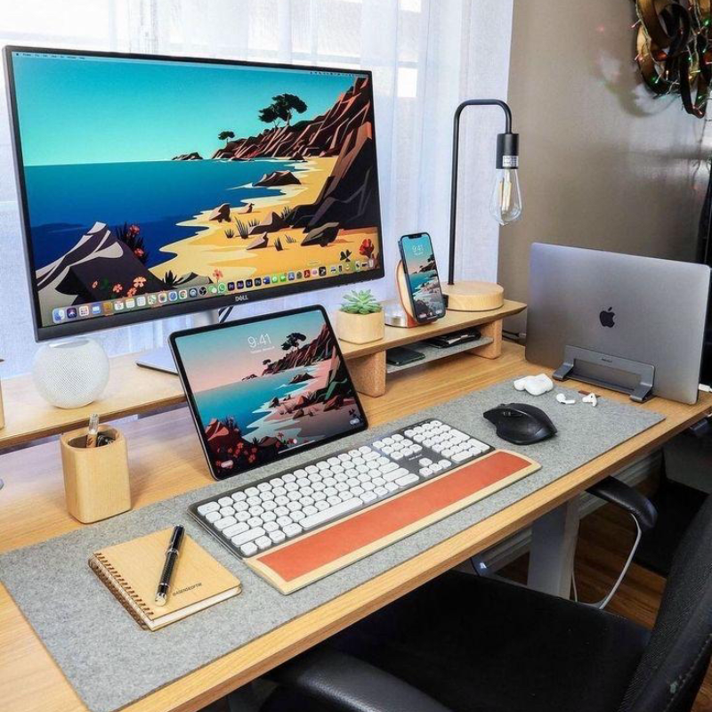 Setup com Mac Mini, monitor e periféricos