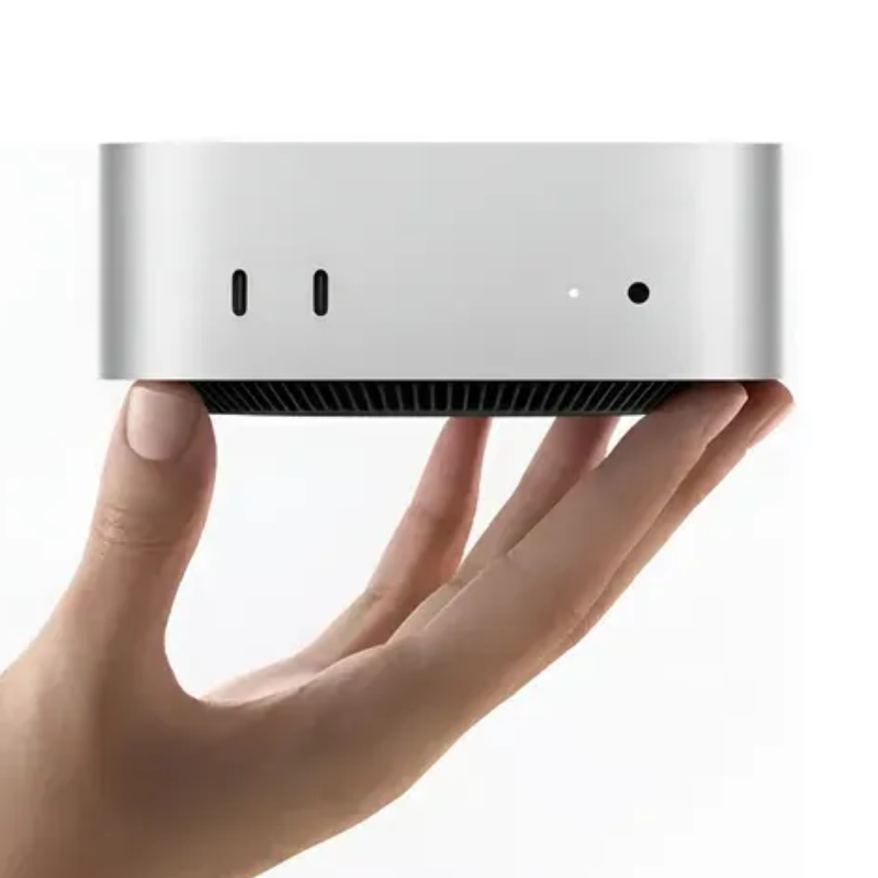 Mac Mini em uma mesa com monitor e acessórios